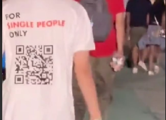 Mъж посети концерт на Ед Шийрън с тениска с QR код, водещ към профила му в сайт за запознанства
Кадър; Тик Ток
