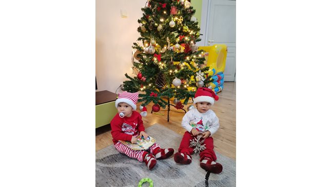 Белослава и Яна, на 1 година от София посрещат втората си Коледа