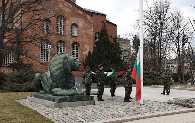 Военни репетираха вчера за издигането на националния трикольор пред Паметника на Незнайния воин за церемонията на 3 март. Времето тогава ще е сравнително хладно.