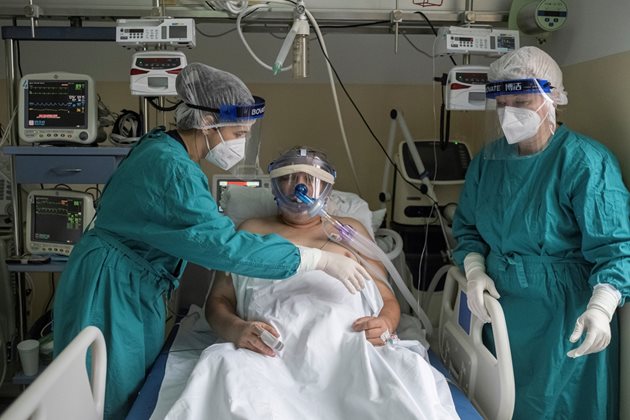 Медици се грижат за болен от коронавирус в болница  в Белград.
СНИМКА:  РОЙТЕРС