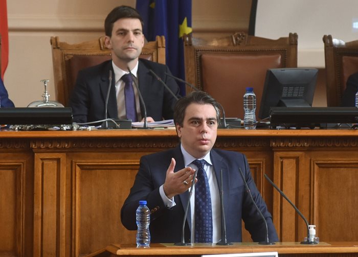 Вицепремиерът Асен Василев на парламентарната трибуна