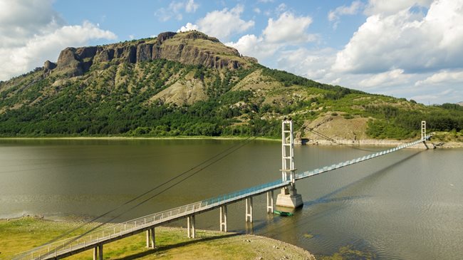Най-дългият въжен мост в България - Лисиците (260 метра) и крепостта Моняк на върха на хълма