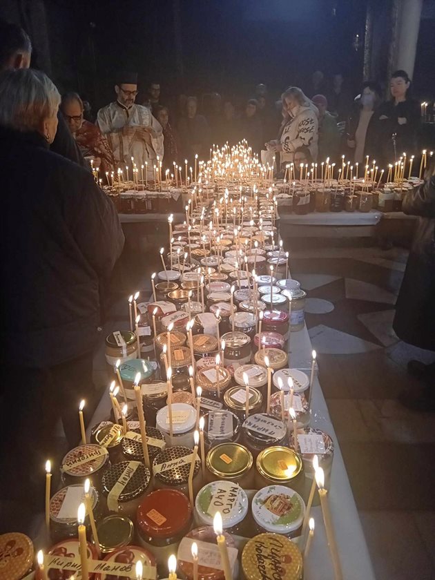 Над 500 буркана с мед са подредени под формата на кръст в църквата в Благоевград в почит на Св. Харалампий