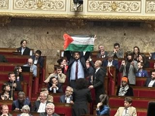 Спряха заседанието на френския парламент заради депутат, развял палестинското знаме (Видео)