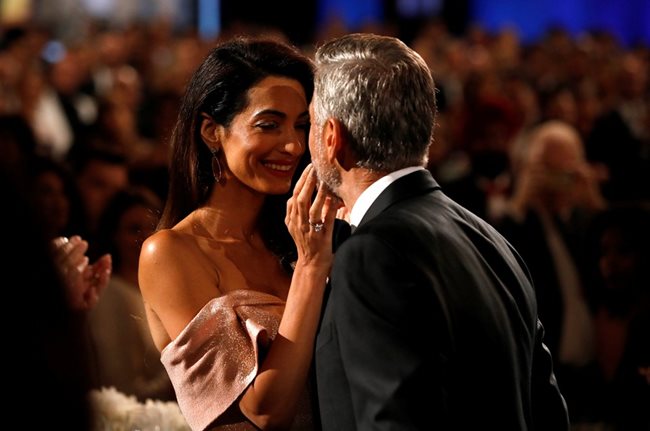Джордж Клуни и Амал по-влюбени от всякога, на церемонията в холивудския театър СНИМКИ: Ройтерс