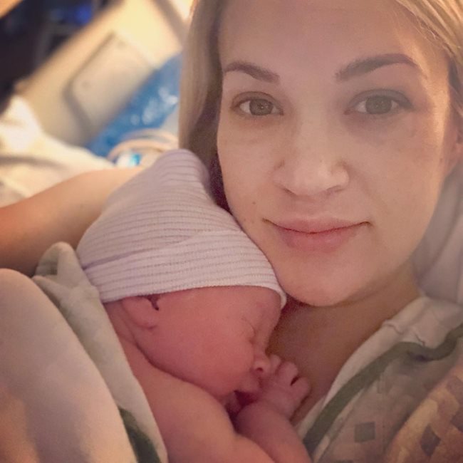Кари Ъндърууд и новороденият й син СНИМКА: Туитър/Carrie Underwood