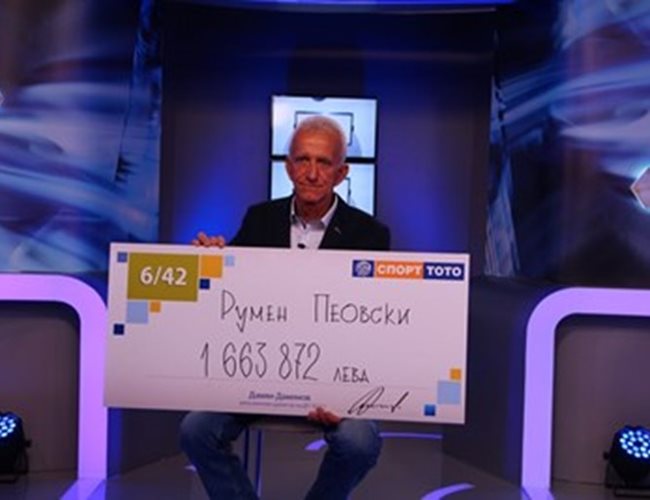 Пеовски си получава наградата от Спортния тотализатор.