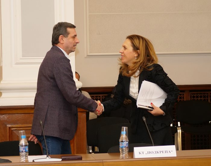 Димитър Манолов поздравява вицепремиерката Марияна Николова, която води тристранката за първи път.