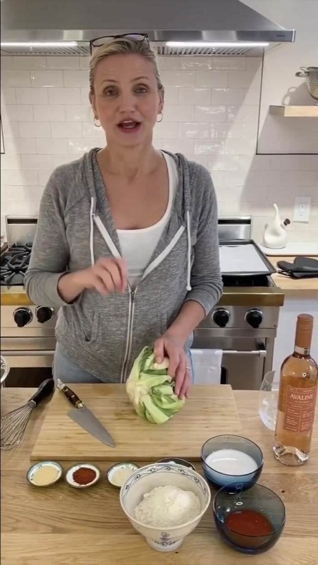 Актрисата Камерън Диас често се включва в социалните медии от кухнята си, за да информира почитателите си какво готви.