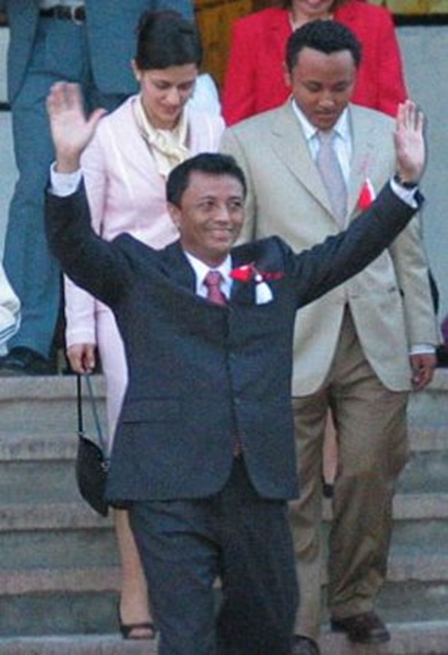 Президентът Раваломанана през 2004 г. в Бургас. Зад него са синът му и снахата Гергана. СНИМКА: АРХИВ