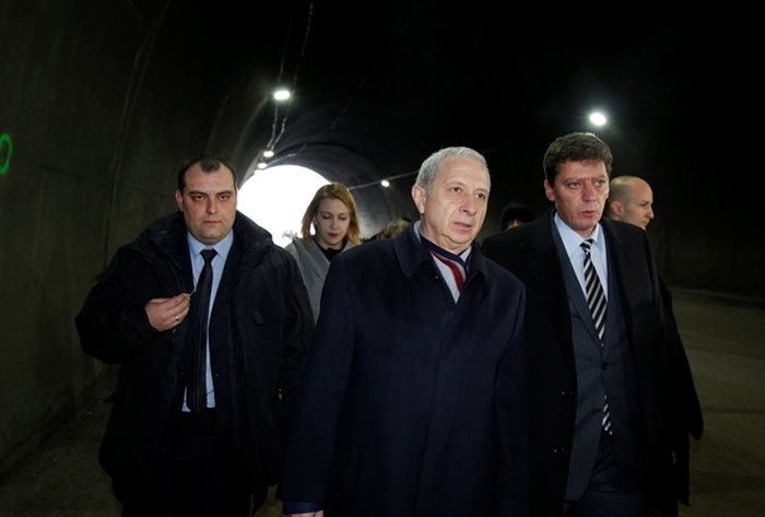Министър-председателят Огнян Герджиков и министърът на регионалното развитие Спас Попниколов в тръбата на "Ечемишка"