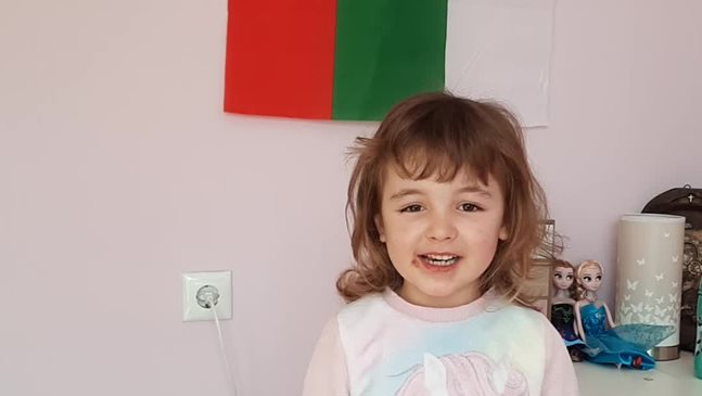 Вижте как 5-годишната Елена пее химна на България (Видео)