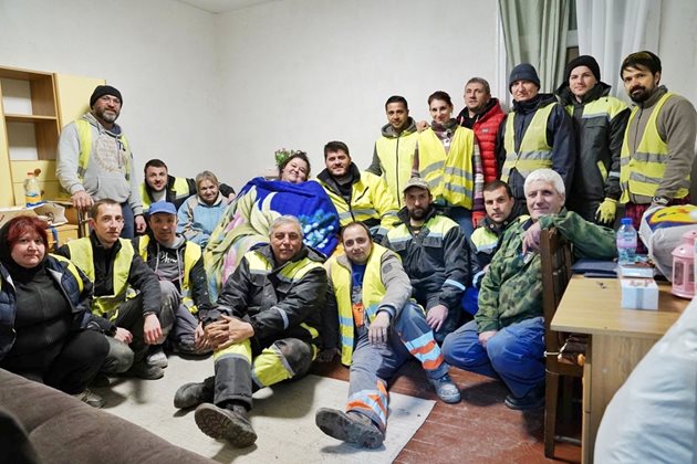 Доброволци ремонтират общинското им жилище