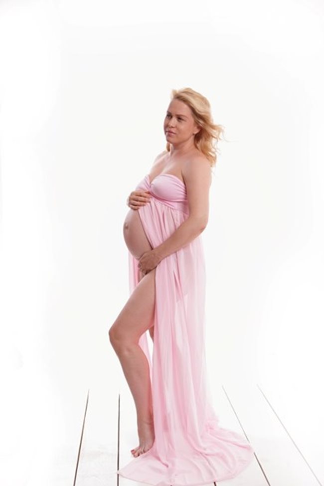 Кадър от фотосесия, която Ирра направи, докато е бременна с Божидара.