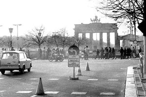 Бранденбургската врата през ноември 1989 г.
СНИМКИ: РУМЯНА ТОНЕВА