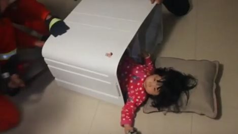 Пожарникари извадиха 2-годишно дете, заклещило се в пералня