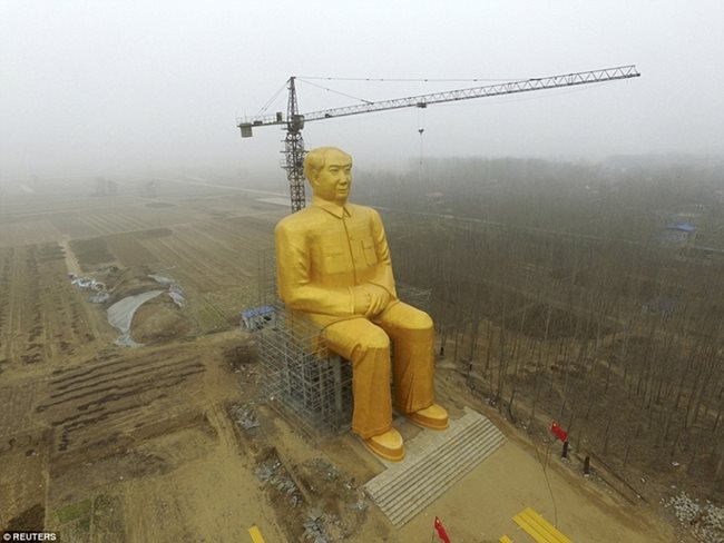Гигантска статуя на легендарния китайски комунистически вожд Мао e демонтирана ден след като е издигната. Монументът с височина 36,6 метра струва $460 хил. и е построен за 9 месеца.