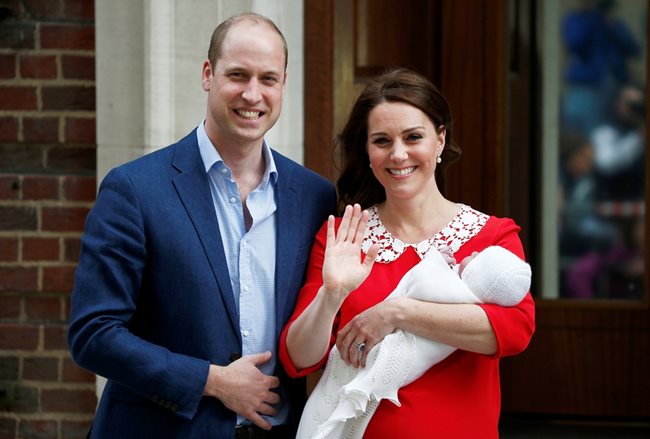 Щастливото семейство излиза с бебето си от болницата в Лондон само няколко часа след като Кейт роди принца.