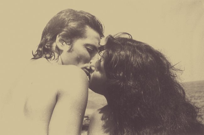 1980 г. Катето и съпругът й Георги Кадиев, Жорж, влюбени на скалите в Созопол по време на снимките на “Оркестър без име”.