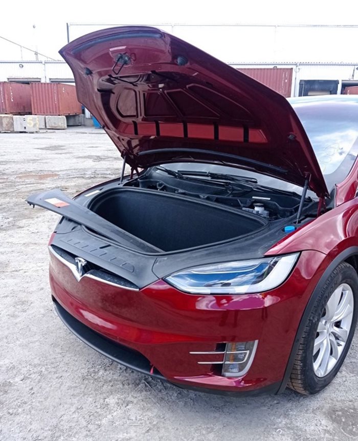 Сред внесените като уж катастрофирали коли има и нова електрическа "Тесла".