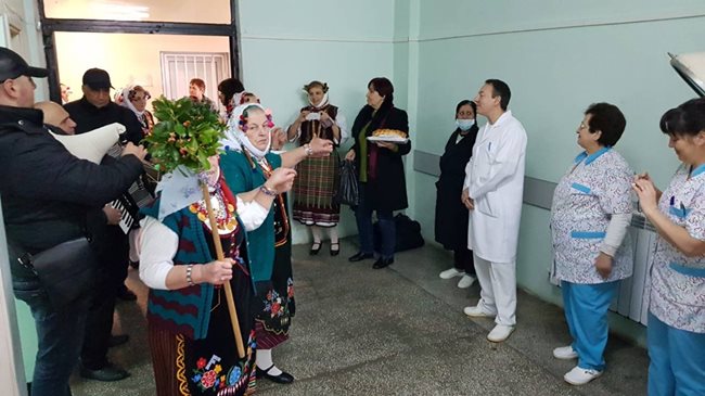 Поморийски баби от групата за автентичен фолклор гостуваха на АГ-отделението в общинската болница. Снимки:Авторът