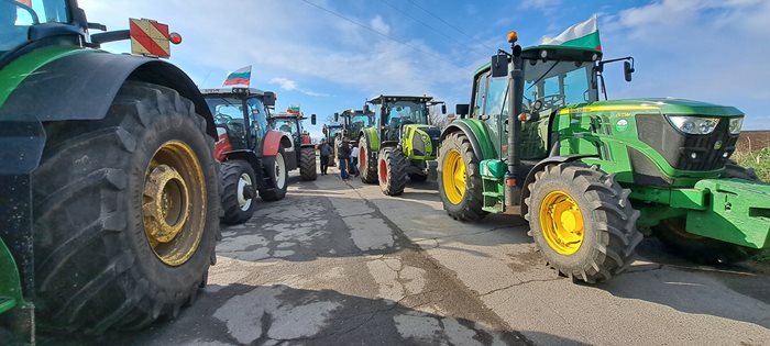 Зърнопроизводители блокираха границата ни с Румъния при Кардам вчера Снимка: Дияна Райнова