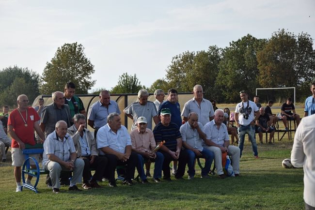 Ветераните от команда "Роза" се събраха отново в селото миналия септември по случай 50-годишнината от спечелването на турнира "Футболна смяна 67".