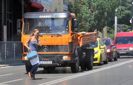 Ивайла Бакалова тича пред камион