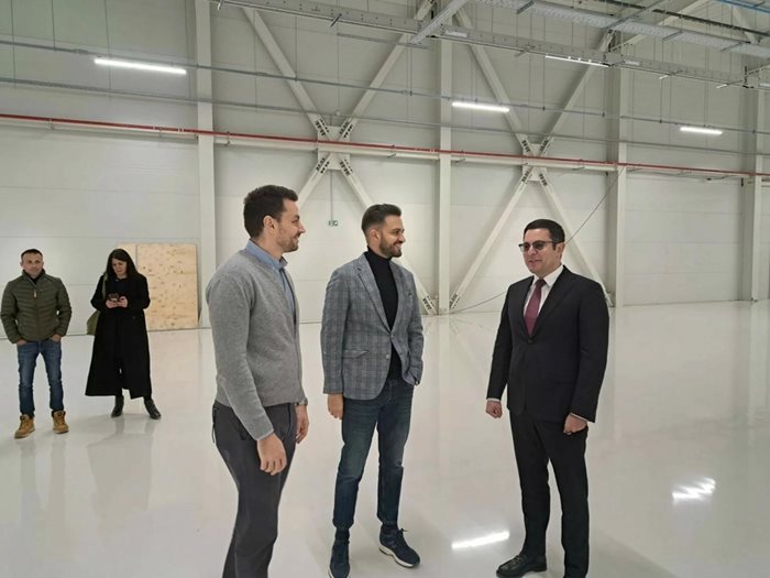 Министърът на иновациите и растежа Александър Пулев по време на посещение в завод за електрически велосипеди в Пловдив
