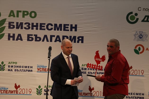 Тодор Ванев получи отличието "Млад фермер" от Боян Стефов, изпълнителен директор на Банка ДСК
