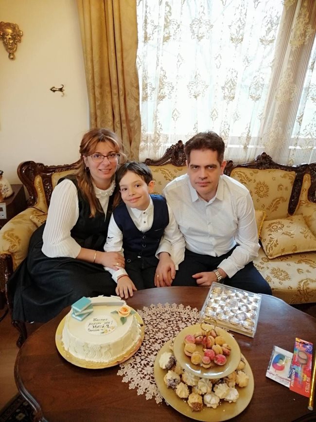 Семейството празнува рождения ден на сина Димитър.

