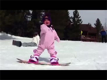 Едногодишна сноубордистка изуми с уменията си (видео)