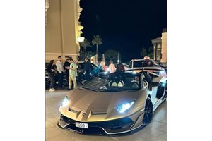 Григор Димитров чака французойката в автомобила Lamborghini.