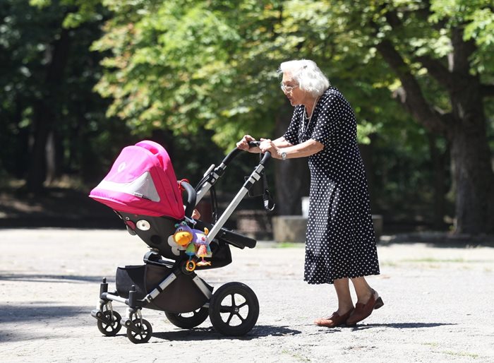 Демографската структура на българското население и това, че работещи родители контактуват с баби и дядовци, които им гледат децата, са сред факторите за високата смъртност у нас, смята анализаторът.