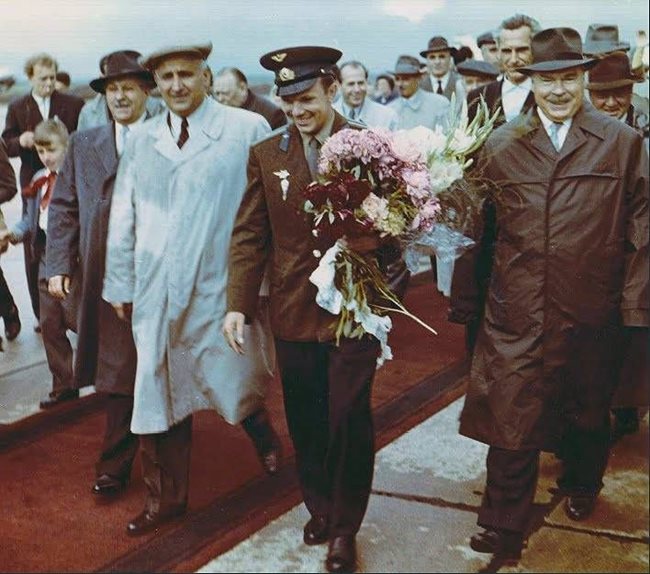 Другарите Тодор Живков (вляво), Антон Югов (още по-вляво) и Димитър Ганев (вдясно) придружават Гагарин на посещение в България.