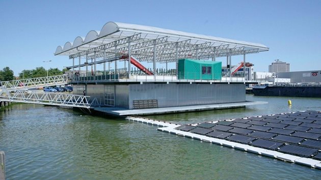 Уникалната плаваща кравеферма в Ротердам и захранващите я слънчеви панели. В иновативния проект са вложени 3 млн. евро.