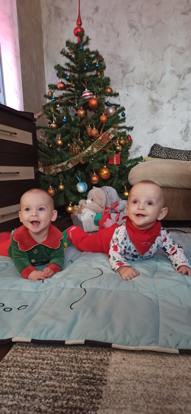 Първа среща с добрия Дядо Коледа предстои за близнаците Савина и Димитър Бързакови от София. Прекрасните бебета са едва на 7 месеца и винаги са усмихнати.