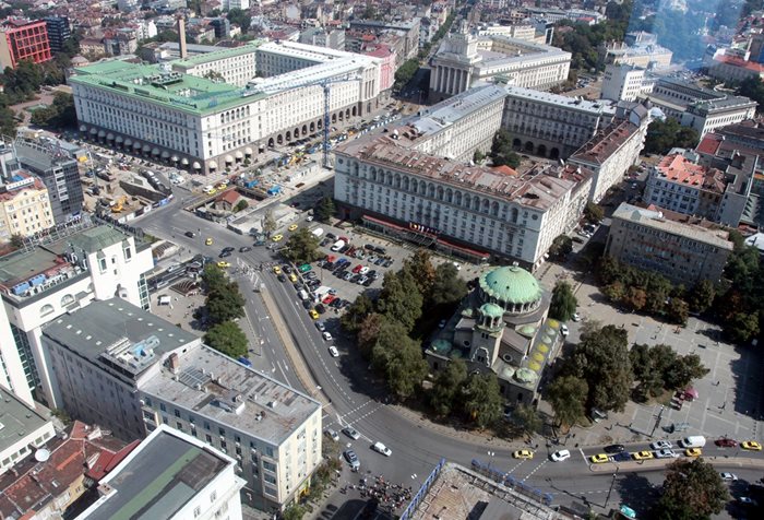 Сградата е разположена в “Триъгълника на властта”.