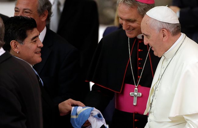 Папа Франциск бил почитател на Марадона