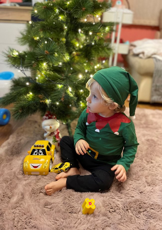 В зеленото си костюмче Димитър Петров е досущ като малък помощник на Дядо Коледа. Той е на година и половина и отдавна си има любими играчки. Това са колите от всякакви цветове и размери - с тях може да се забавлява сам по цял ден.