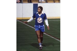 Легендарният Еузебио завърши кариерата си на футболния терен като играч на “Бъфало Стелиънс” в американското първенство в зала.