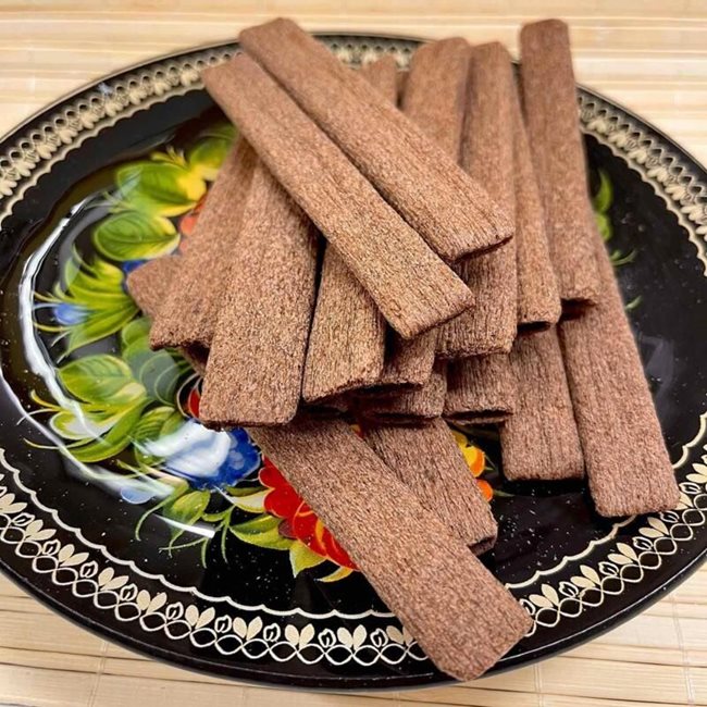 Освен че върху тях може да се пиша, бамбуковите пръчици служат и за десерт, особено когато са направени от шоколад както тези от снимката. 
Снимка: Архив