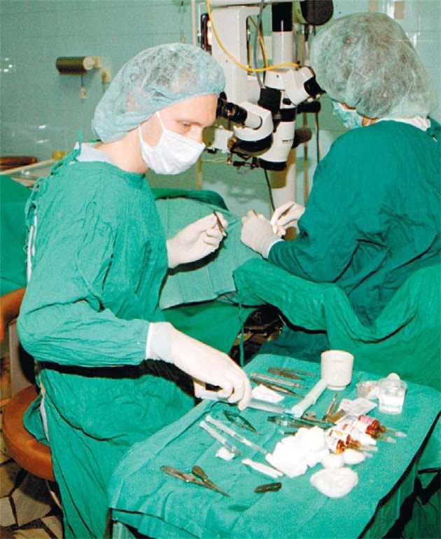 Операцията на окото е прецизна работа, която изисква висока квалификация и точност на ръката на опериращия лекар. 
СНИМКА: “24 ЧАСА”