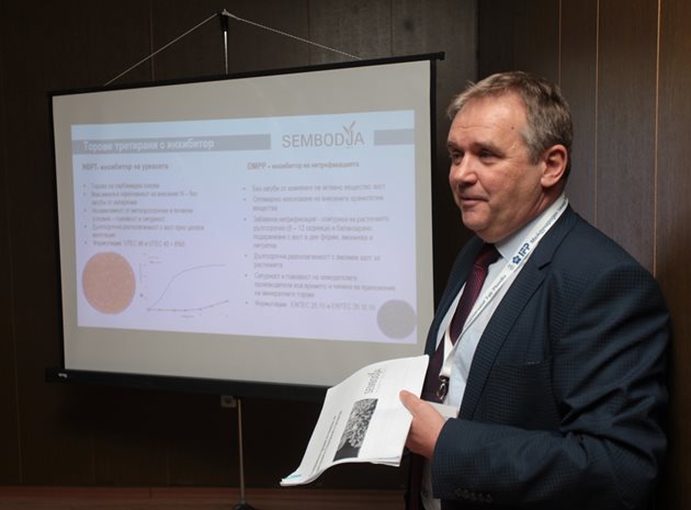 Управителят на "Сембодиа" Венцислав Неков по време на презентацията на продуктите пред земеделските производители. СНИМКА: Андрей Белоконски