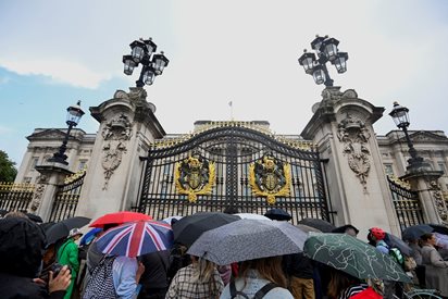 Стотици хора се събраха пред двореца в Бъкингам (Снимки)