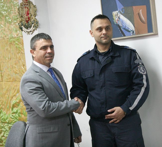 Шефът на пловдивската полиция Атанас Илков поздравява Стойчо Яковски за достойната постъпка.  СНИМКА: ЕВГЕНИ ЦВЕТКОВ