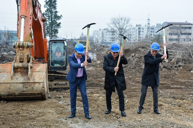 (от ляво надясно): г-н Румен Кожухаров, г-н Стамен Иванов и г-н Тодор Белчев правят ритуална първа копка на новия обект.