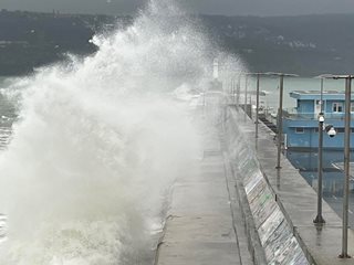Вълнение от над 5 бала на морето затвори пристанището във Варна (Видео, снимки)