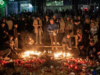 Стотици се събраха пред гарата в Нови Сад, за да почетат паметта на загиналите при трагичния инцидент (Снимки)