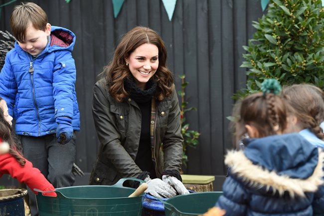 Херцогинята на Кеймбридж очаква третото си дете през април и явно гледа да пази здравето си от суровия английски студ.